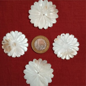 Flor esculpida em madre-pérola