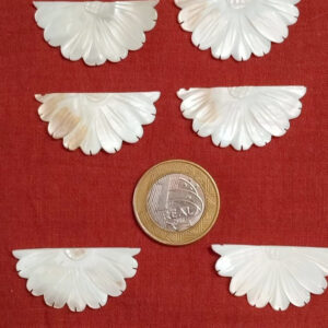 Flor esculpida em madre-pérola