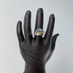 Anel escudo com topázio azul