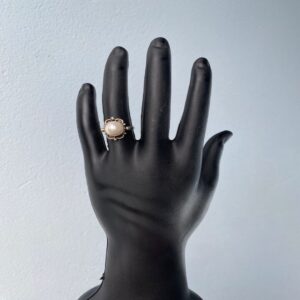 Anel artesanal arredondado com centro em pérola