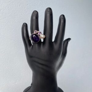 Anel ametista cabochão com detalhe de pérola