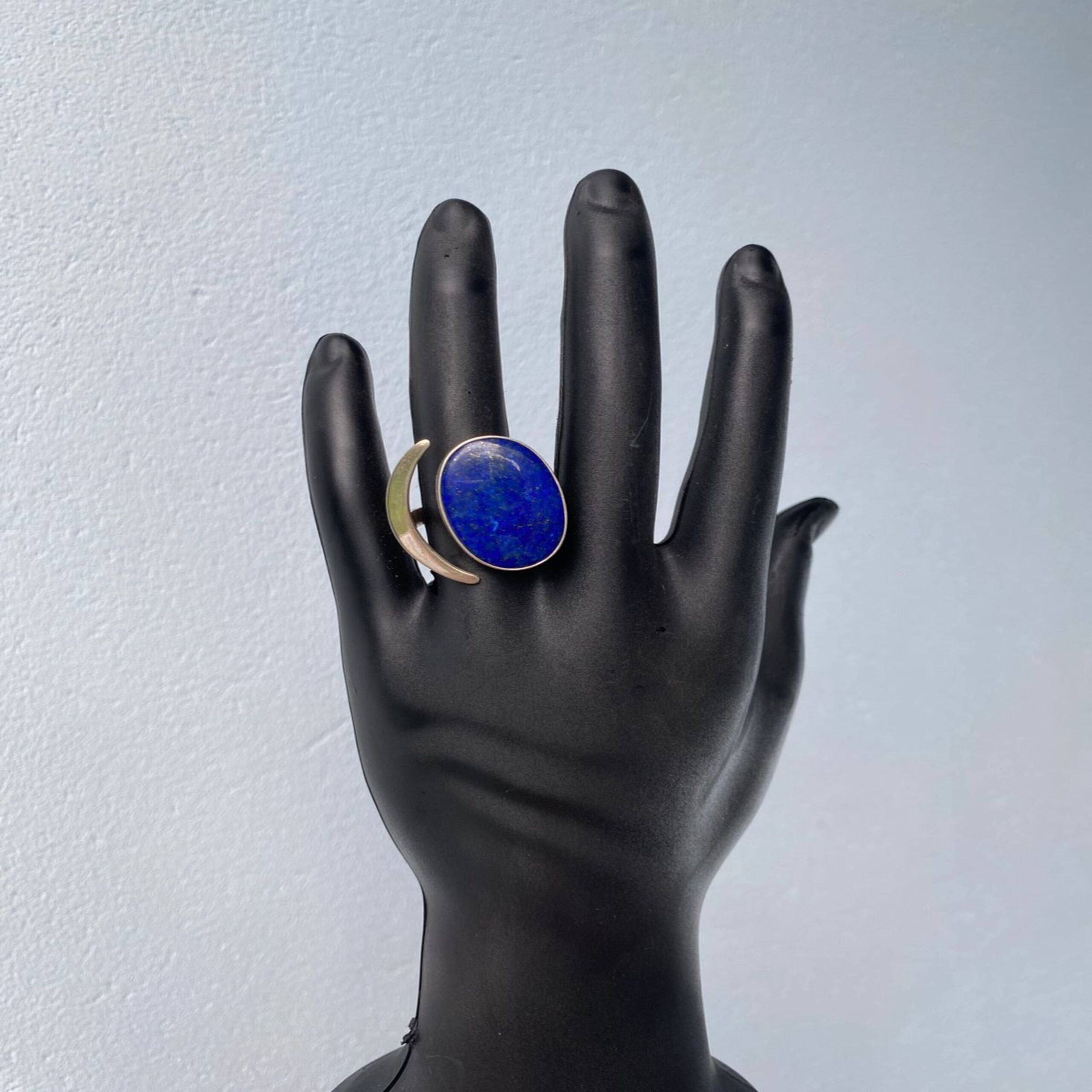 Anel meia lua com lápis lazuli